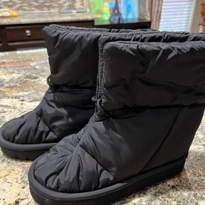 Cozy Black Women's Boots - Size 6.5